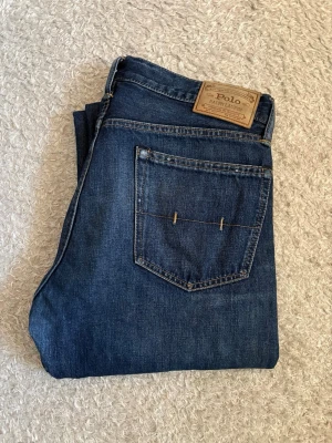Polo Ralph Lauren Jeans – Dark Blue - Snygga Polo Ralph Lauren jeans i mörkblå tvätt 🔥 Klassisk modell med riktigt snygga detaljer och bra passform. Fint skick!  📦 Fraktas snabbt!
