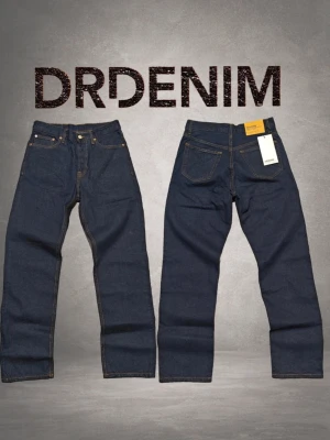 DrDenim Dash Jeans W28 L32 Mörkblå – Nya med tags - Dessa snygga mörkblå jeans från Dr Denim har en rak passform med lätt bootcut och klassisk femficksdesign. Jeansen har kontrastsömmar och är tillverkade i ett robust denimtyg som ger en tidlös look. ❌ Passformsbilder skickas ej. Se mått! 💬 Prisförslag välkomnas. 🚫 Rökfritt & djurfritt hem. 📦 Skickas inom 24 timmar. 😱 Smutsfläckar kan förekomma