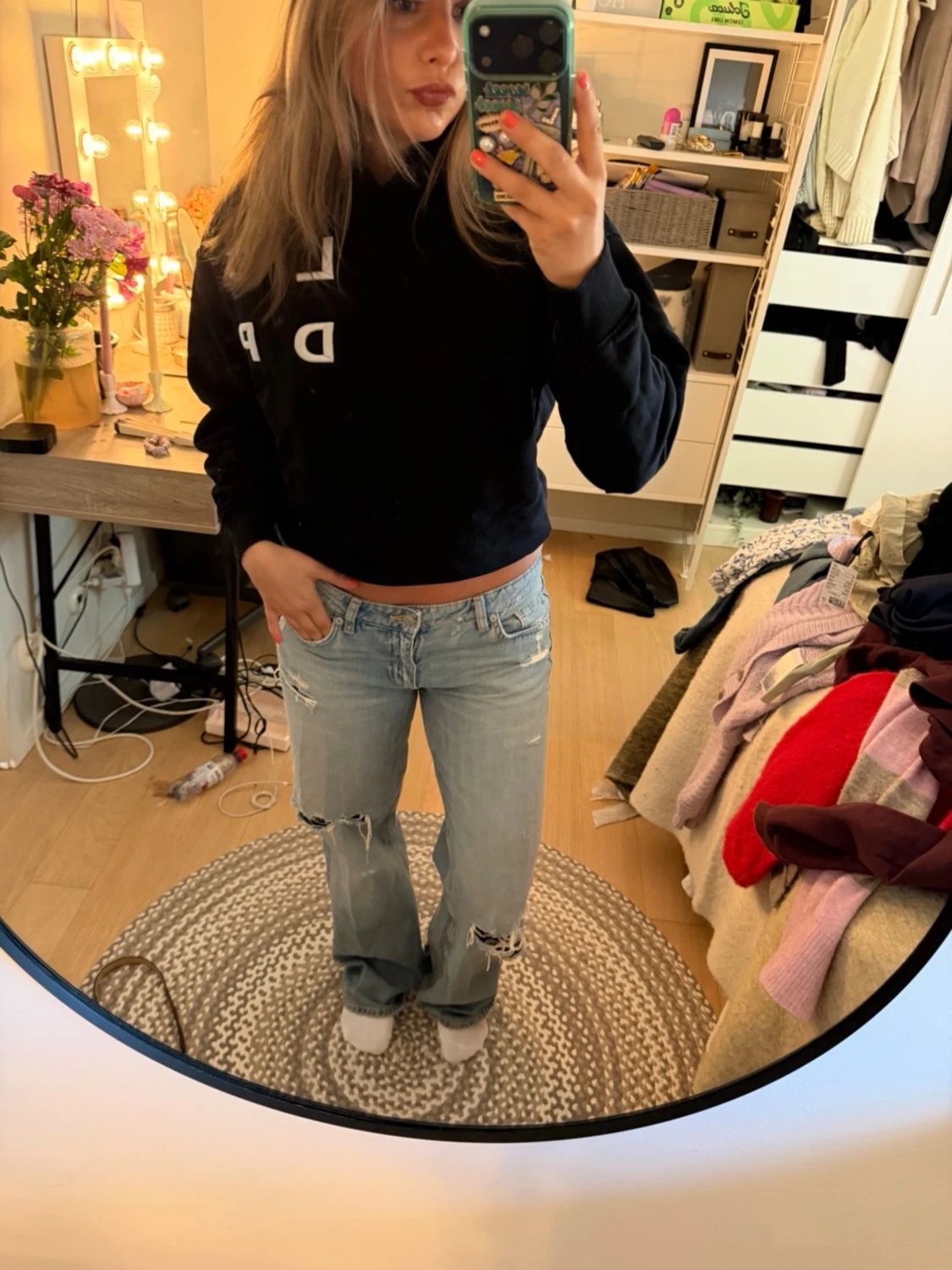 Svart hoodie med vit text - 1