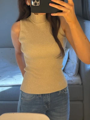 Guldig topp Stockh LM Studio - Säljer denna guld-glittriga topp från Stockh LM Studio. Endast använd fåtal gånger och i super fint skick. Storlek S, passar M också. 350 kr + frakt! Vid fler frågor, etc skriv privat 💐🌸🩷☀️🫰🏼🙏🏼