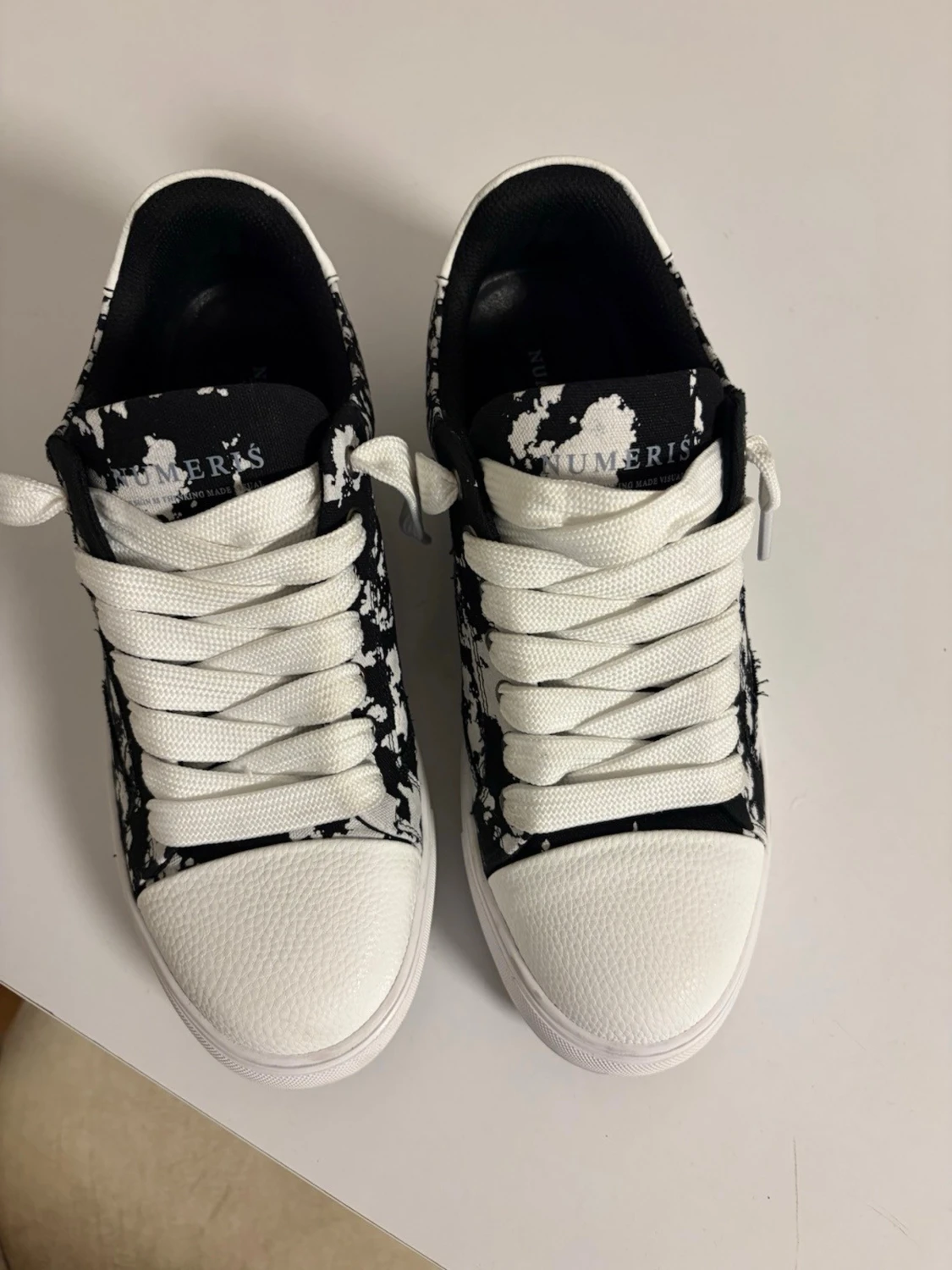 Svarta och vita sneakers med mönster - 3