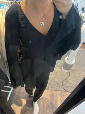 Topp öppen rygg - Säljer denna fina långärmade toppen med öppen rygg från Weekday🥰 Storlek M, inga defekter 