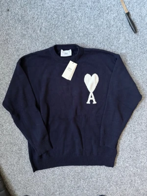 AMI Navy blue knit sweater - En riktigt snygg Ami Paris tröja i fint skick. Sitter som en medium ( jag har kollat måtten och den är som en M) men den är en XL som har krympt. Mycket kvar att ge, skicka om frågor