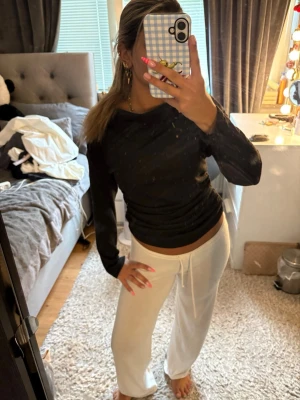 svart långärmad - kommer sälja dessa på min live söndag 23/8, man kan även köpa de innan liven annars! skriv vid frågor💞 