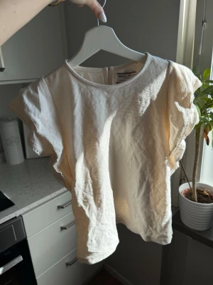 Topp med volangärm - Sparsamt använd så i gott skick 🌸