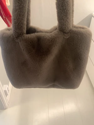 Fluffig grön-grå axelväska💕 - Välskött, jättelen, fluffig axelväska från H&M.🌸