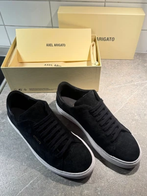 Axel Arigato Clean 90 Suede Sneaker - Hej! Säljer ett par Axel Arigato Clean 90 Suede Sneaker i storlek 41 som är i princip som nya. De är endast använda 2–3 gånger och är i väldigt fint skick. Box medföljer. Hör gärna av dig vid intresse!