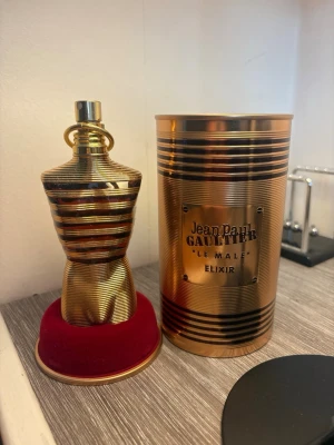 Jean Paul Gaultier Le Male Elixir - JPG le male elixir 75ml, cirka 50 ml kvar. Förpackning följer med
