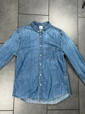Jeansskjorta herr storlek L - Jeansskjorta för herr i ett mycket fint skick. Storlek L.