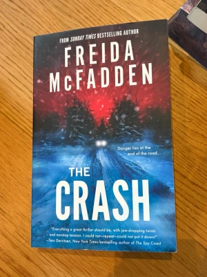The Crash av Freida McFadden - Säljer denna populära booktok bok. Boken är läst men i fint skick utan skador eller defekter. Boken är på engelska. Nypris 139kr. Pris kan självklart diskuteras vid snabb affär. Bundles går att köpa! Kolla gärna in min profil för fler böcker och tveka inte på att höra av dig vid frågor!💕