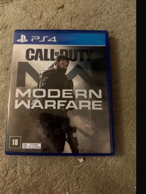 Call of Duty Modern Warfare PS4 - Call of Duty: Modern Warfare till PS4 i blått plastfodral. Omslaget har en soldat i mörka färger och spelet är ett actionfyllt FPS med både kampanj och multiplayer. PEGI 18. Perfekt för dig som gillar intensiva skjutspel och taktiska uppdrag.