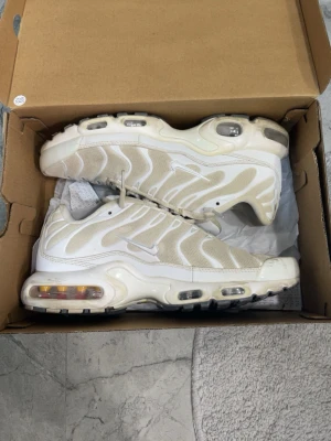 Nike Air Max Plus vita/beige sneakers - Hej, Nike tns skor i storlek 41  Redo för en ny ägare  Perfekt för dig som vill se mer stilig och fräsch ut ✨ Inga returer! Tänk före köp!  Skicket ser ni på bilderna 😊 Bara skor medföljer vid köp/ fraktar samma dag