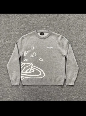 Broken planet sweater  - Säljer min broken planet tröja. Jag har haft den i några veckor bara, så den är ganska ny. Det är storlek M men passar nån som har S också. 