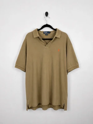 Vintage Polo Ralph Lauren Piké M Khaki Beige Polo Pony Oversized 90s Y2K HerrVintage Polo Ralph Lauren Piké M Khaki Beige Polo Pony Oversized 90s Y2K Herr - • Storlek: M • Färg: Khaki / Beige • Passform: Relaxed Fit • Krage: Klassisk pikékrage • Material: 100% bomull  Skick: Plagget är i ett bra skick med skadade armhålor som syns på bild. Eventuella anmärkningar anges alltid tydligt i beskrivningen och visas på bilderna.  Nypris: Cirka 1 600 kr.  📦 Skickas snabbt och packas omsorgsfullt. 💬 Hör gärna av dig om du har frågor eller vill se fler bilder. 🤝 Samfrakt erbjuds vid köp av flera plagg – kika gärna in mina andra annonser!
