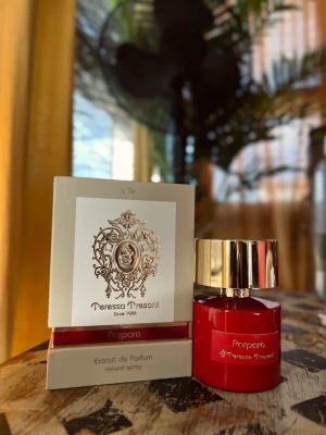  Teressa Tresoni Parparo Extrait de Parfum, 100ml - Lyxig parfym från Teressa Tresoni i modellen Parparo. Flaskan är rund och djup röd med en elegant, bred guldfärgad kork. Kommer i en stilren förpackning med gulddetaljer och emblem. Extrait de Parfum, naturlig spray. Inspirerad av Tiziana Terenzi. Bara testad.
