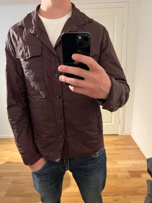 Oscar Jacobsson höstjacka  - Säljer denna sjukt snygga jackan från Oscar Jacobsson⭐️ Färgen är mörkröd och storleken är M✅ Den har inga defekter och skicket är utomordentligt🙌🤝 Sjukt najs passform och passar perfekt till hösten☀️🙌 Tveka inte på att höra av er dig vid minsta fråga eller fundering😊