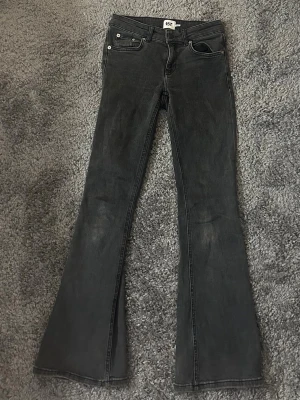 Svarta bootcut jeans  - Säljer ett par svarta midwaist bootcut jeans, de är xs i midjan och short i längden, nypris 399kr💕
