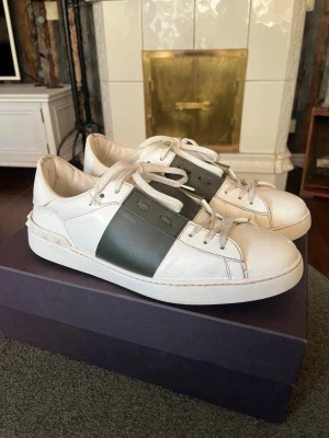 Äkta Valentino Garavani Opens | Storlek 44 - Snygga vita sneakers med bred grön remsa på sidan och vita snören. Skorna har en låg profil och coola nitar på hälen. Box och tillbehör ingår! 