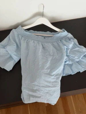 Ljusblå off shoulder topp  - säljer en ljusblå volang topp som är off shoulder, jätte söt!!