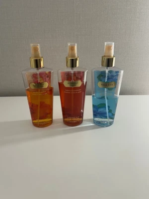 Victoria's Secret body mists 3-pack - Säljer tre body mists från Victoria's Secret: Coconut Passion, Midnight Dare och Aqua Kiss. Flaskorna är 250ml styck och har den äldre och populära vintage designen. Parfymerna luktar väldigt gott men ha i åtanke att de är lite äldre och säljs i befintligt skick. 