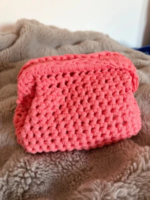 Coralfärgad clutch - Superfin handgjord clutch i en fin rosa/coral färg 🩷