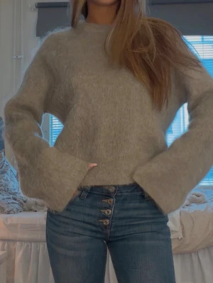 Grå stickad mohair tröja - Trendig snygg stickad tröja, perfekt för kallare kvällar och för kommande årstider!! Knappast använd, därav inga defekter💖💖