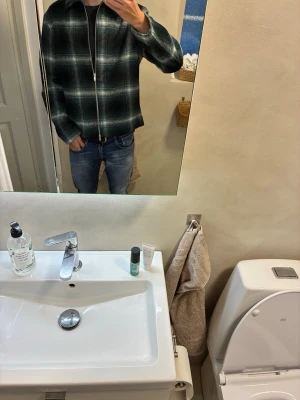 Grönrutig overshirt med dragkedja - Säljer min rutiga höst jacka ifrån hm. Jackan är inprincip oanvänd och är i nyskick. Säljer den på grund av att den inte har kommit till användning. Den är i Storlek M. Jag är 183 och väger 72 kilo som referens. Det är bara att höra av dig vid frågor eller funderingar