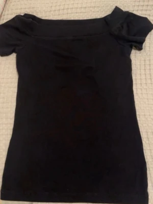 Blandat - Slänger med 2 st långärmade tröjor!! En vit i storlek S långärmad & en mörkgrå långärmad i storlek 38-40. 🩷 Info om den svarta off shoulder tröjan står nedanför. 💌