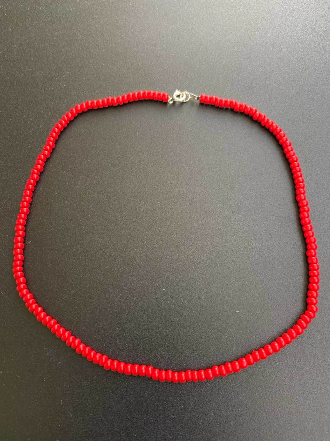 Rött halsband med glaspärlor