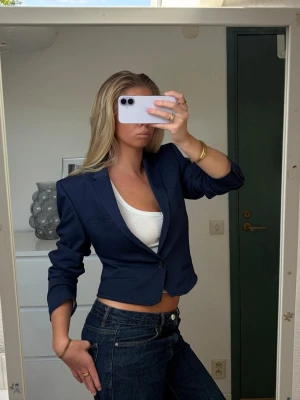 H&M - Croppad kavaj. Jag har sytt upp kavajen - se bild 3 för sömnaden. 