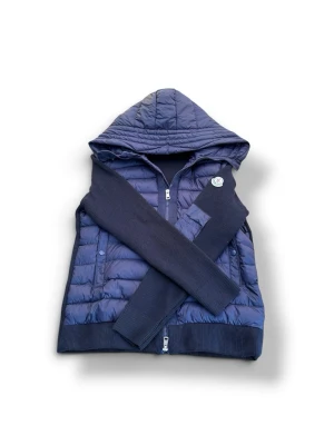 Moncler Cardigan - - Säljer nu denna mörkblåa Monc1er cardigan, perfekt till hösten!  - Storlek L men är liten i storleken så ca M.  - Bra skick men finns lite flaws.  - För mer bilder/info är det bara att höra av sig!  - Pris ej hugget i sten :)