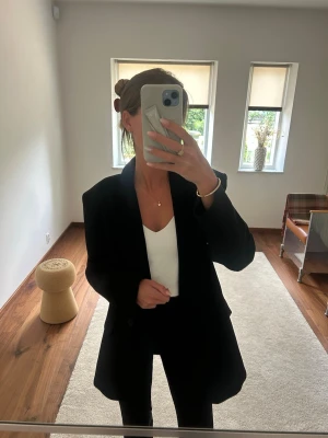 Oversized svart kavaj - Den perfekta svarta oversized kavajen! Bara använd en gång då jag fick spontan köpa inför festival för jag hade glömt min andra hemma. Från Zara.
