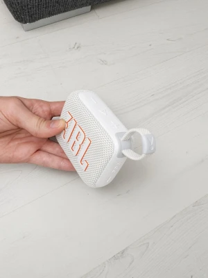 Vit JBL GO 4 bärbar högtalare - Snygg och kompakt JBL GO 4 bärbar högtalare. Väldigt lång batteritid, Perfekt för att ta med sig överallt och enkel att koppla till mobilen via Bluetooth. Utmärkt skick, laddaren som tillhör ingår. 🙏