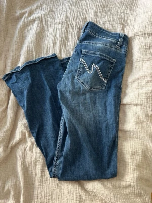 Jeans  - Utsvängda jeans från Nelly, storlek L. Använd 2 gånger 