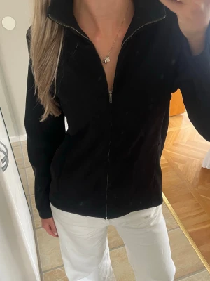 Svart tunn jacka - Tunn svart jacka, rak passform som blir nästan figursydd. Två fickor.💞