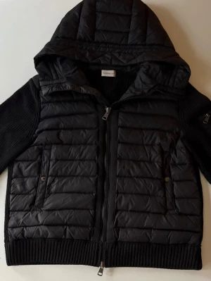 Svart pufferjacka från Moncler med huva - Svart cardigan från Moncler med stickade ärmar och ribbade muddar. Äkta ✅ men har inget kvitto därav priset. Säljer pga att den inte kommer till användning. Bara att höra av sig om du har frågor! Priset är INTE hugget i sten😊