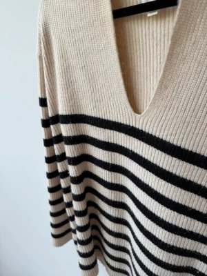 Beige stickad tröja med svarta ränder - Stickad tröja med svarta ränder ifrån H&M