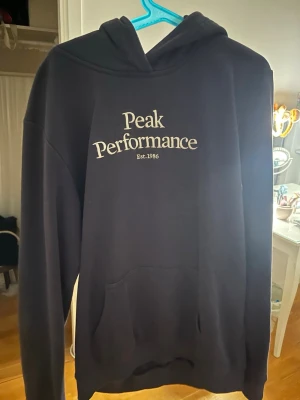 Peak performance hoodie  - En fin peak performance hoodie i storlek 170 i färgen mörkblå 