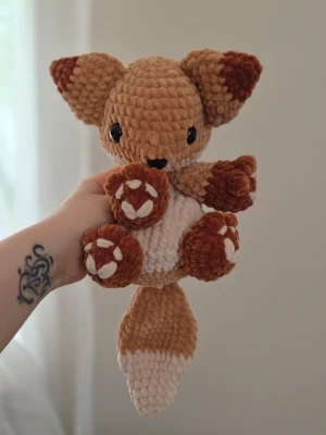 Handvirkad räv - Supergullig handvirkad räv i mjukt garn. Räven är brun, beige och vit med stora öron🦊💕                                                              ✨️Ca 34cm med svansen