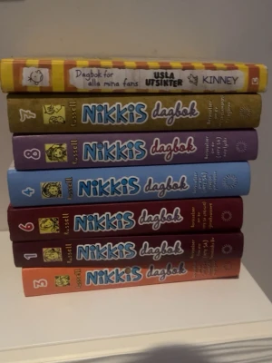 Nikkis dagbok och Dagbok för alla mina fans - Säljer ett bokpaket med sex delar av Nikkis dagbok i olika färger och Dagbok för alla mina fans: Usla utsikter av Kinney.  Styck priset är 100 kr per bok, men köper man fler kan jag definitivt gå ner i pris. Aldrig lästa eller öppna