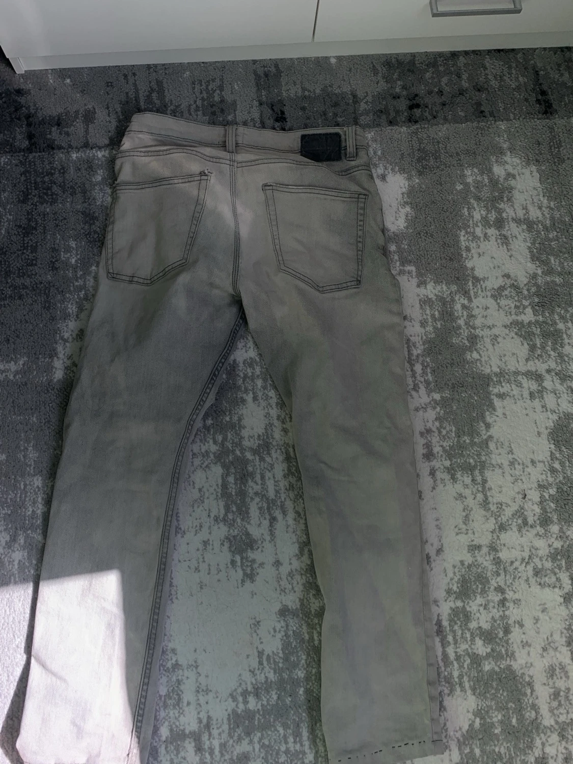 Ljusgrå raka jeans - 2