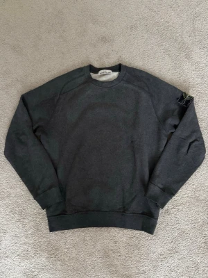 Stone Island sweatshirt  -  Hej jag säljer en Stone Island sweatshirt i färgen mörkgrå, storlek M, mycket bra skick! Hör av er vid prisförslag! 