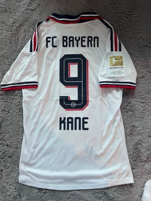 Bayern München 26/27 Kane  - En Bayern München 26/27 med Kane i spelar version, storlek L