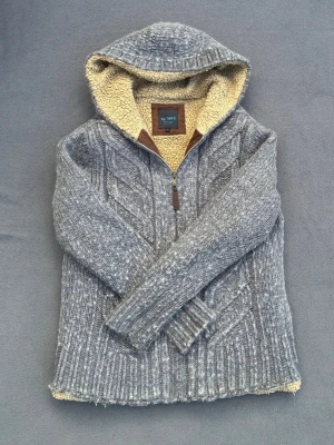 Fodrad stickad cardigan  - Riktigt snygg stickad cardigan med foder. Perfekt som jacka mot hösten och även vintern. Storlek L men sitter som S. 
