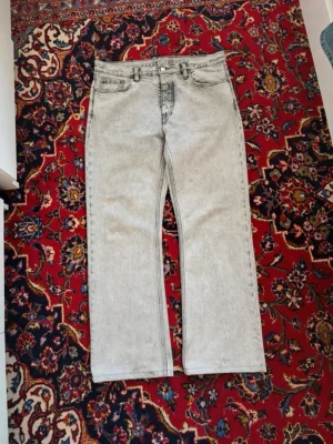 Ljusgrå raka jeans från HOPE - Storlek 34 men sydda till 33/30!