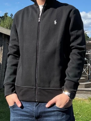Ralph Lauren kofta - Svart kofta / fullzip från polo ralph lauren. Riktigt clean och passar till det mesta. Storlek S. Bra skick.