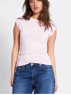 Ljusrosa ärmlös topp - En enkel och stilren ljusrosa topp med ärmlös design och rund hals. Toppen har en slim passform och är tillverkad i mjukt bomullsmaterial, perfekt att matcha med jeans eller kjol för en clean look.