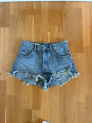 Blåa jeansshorts Zara - Säljer dessa supersöta blå jeansshorts från Zara i stl 36💞Skriv för fler bilder.
