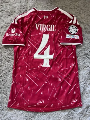 Liverpool 26/27 Virgil  - En Liverpool tröja från 26/27 Virgil spelar version, storlek L 