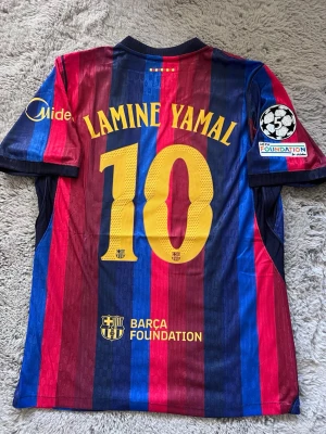 Barcelona 26/27 Lamine Yamal  - En Fc Barcelona tröja för 26/27 Lamine Yamal Spelar version, storlek L 